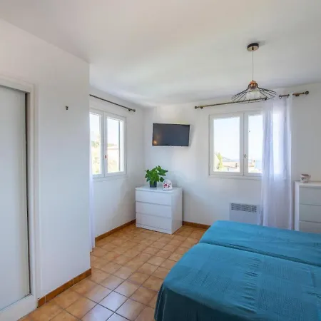 Hébergement de vacances Avec Piscine 2 4 Couchages *